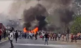 मुर्शिदाबाद हिंसा में बाप-बेटा सहित 3 की मौत , 110 गिरफ्तार; HC ने दिए केंद्रीय बल की तैनाती के दिए निर्देश मुर्शिदाबाद हिंसा में बाप-बेटा सहित 3 की मौत , 110 गिरफ्तार; HC ने दिए केंद्रीय बल की तैनाती के दिए निर्देश