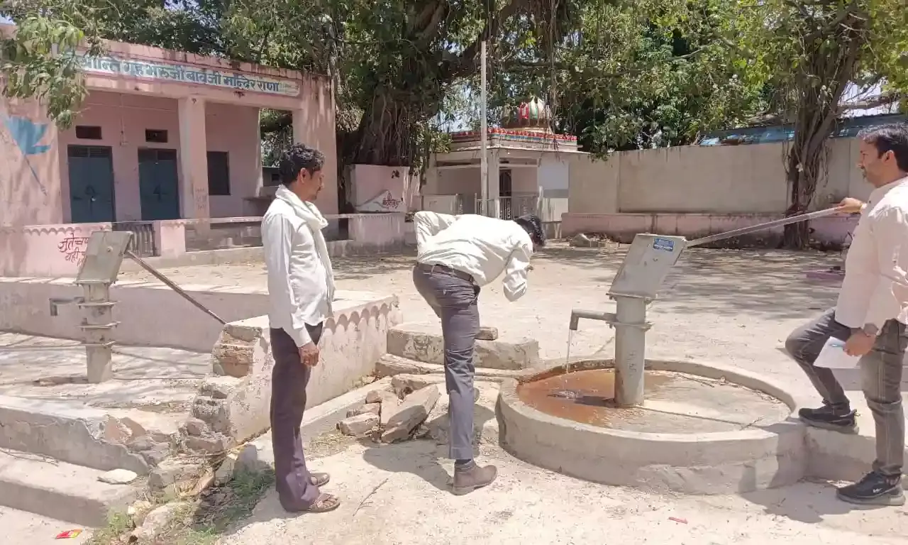 गांव-ढाणी तक पहुंचे अधिकारी, जानी पेयजल व्यवस्था की स्थिति गांव-ढाणी तक पहुंचे अधिकारी, जानी पेयजल व्यवस्था की स्थिति