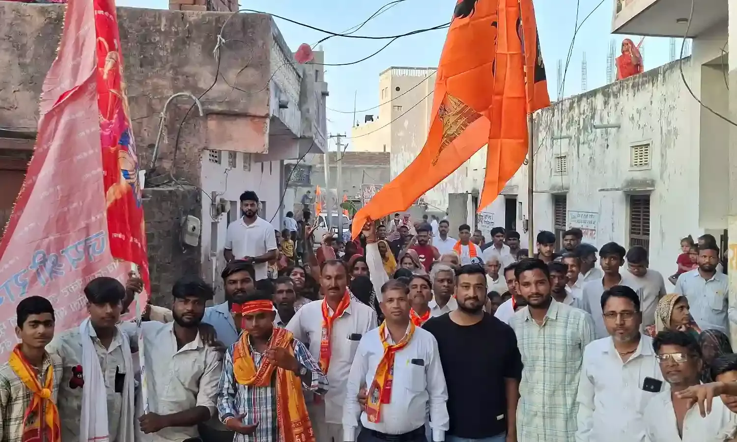हनुमान जी की  निकली  शोभायात्रा , लोगों ने बरसाए पुष्प