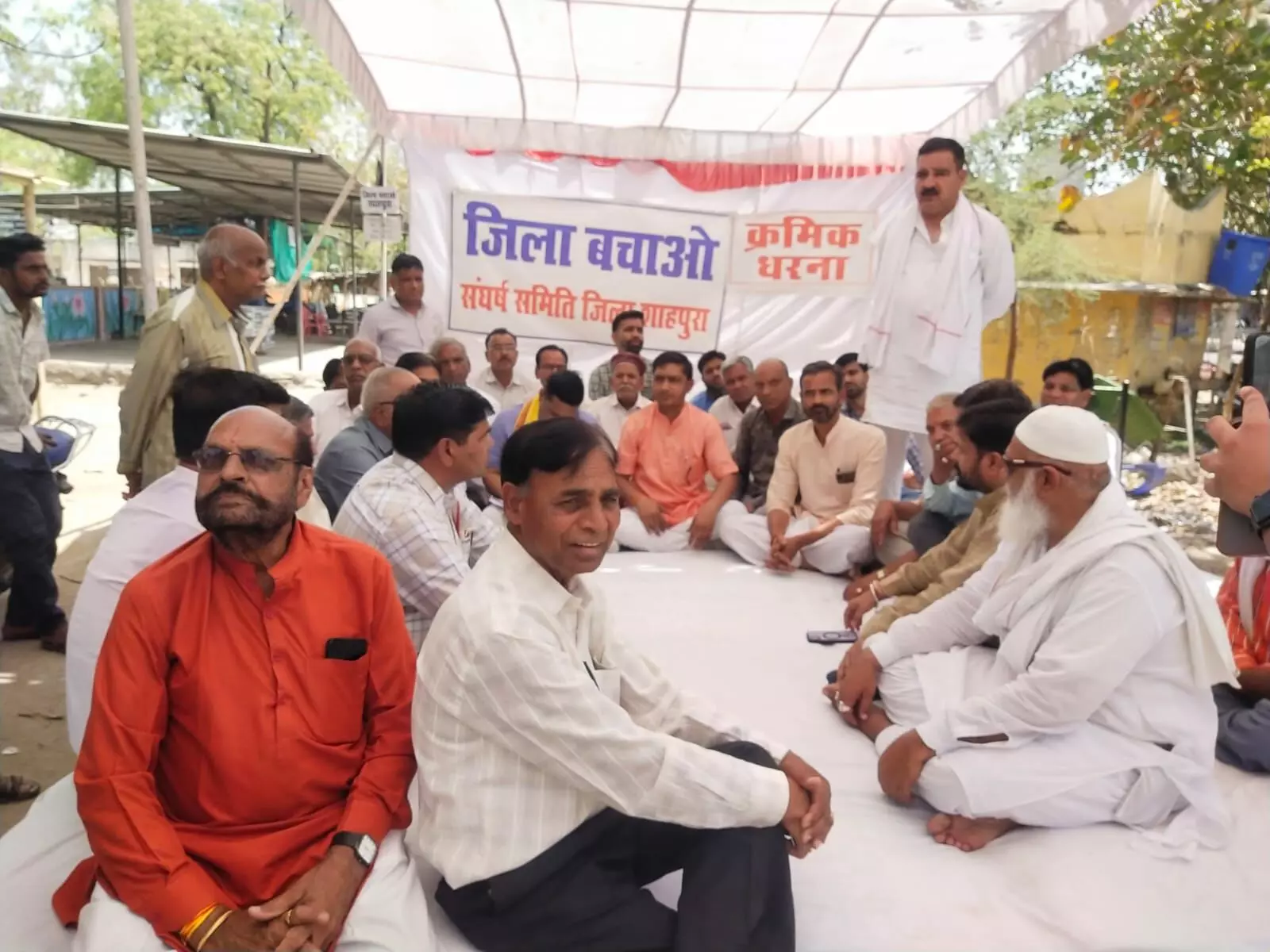 शाहपुरा जिला बचाओ आंदोलन के तत्वाधान में चल रहे क्रमिक अनशन धरने पर 102 वे दिन विधायक बैरवा पहुंचे धरना स्थल शाहपुरा जिला बचाओ आंदोलन के तत्वाधान में चल रहे क्रमिक अनशन धरने पर 102 वे दिन विधायक बैरवा पहुंचे धरना स्थल