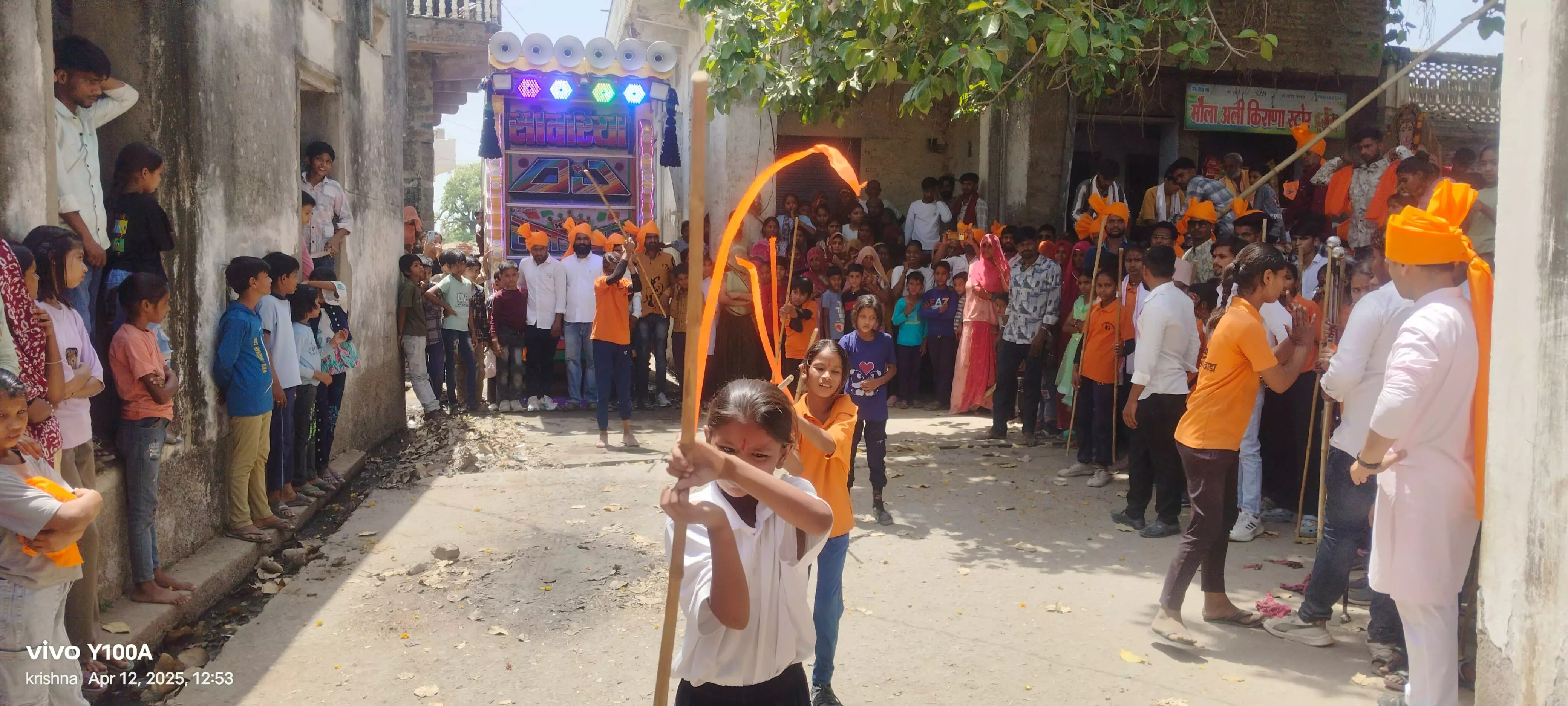 हनुमान जन्मोत्सव पर 6 घंटे कस्बे में पुलिस जाप्ते के बीच निकली शोभायात्रा हनुमान जन्मोत्सव पर 6 घंटे कस्बे में पुलिस जाप्ते के बीच निकली शोभायात्रा