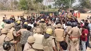 भीमराव आंबेडकर की प्रतिमा को लेकर बवाल,लखनऊ में भीड़ ने किया पथराव; पुलिस ने लाठीचार्ज कर दागे आंसू गैस के गोले भीमराव आंबेडकर की प्रतिमा को लेकर बवाल,लखनऊ में भीड़ ने किया पथराव; पुलिस ने लाठीचार्ज कर दागे आंसू गैस के गोले