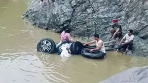 अनियंत्रित थार,नदी में गिरी , पांच की मौत, एक घायल अनियंत्रित थार,नदी में गिरी , पांच की मौत, एक घायल