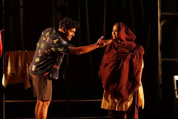 शिल्पग्राम में नाटक ‘चाक’ के मंचन में दिखी दास्तान जिंदगी की जद्दोजहद की शिल्पग्राम में नाटक ‘चाक’ के मंचन में दिखी दास्तान जिंदगी की जद्दोजहद की