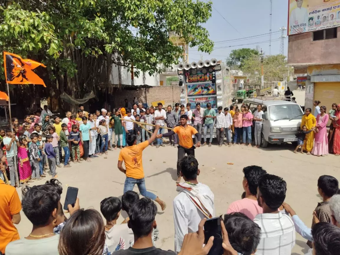 केकड़ी की अखाड़ा टीम ने दिखाए करतब केकड़ी की अखाड़ा टीम ने दिखाए करतब