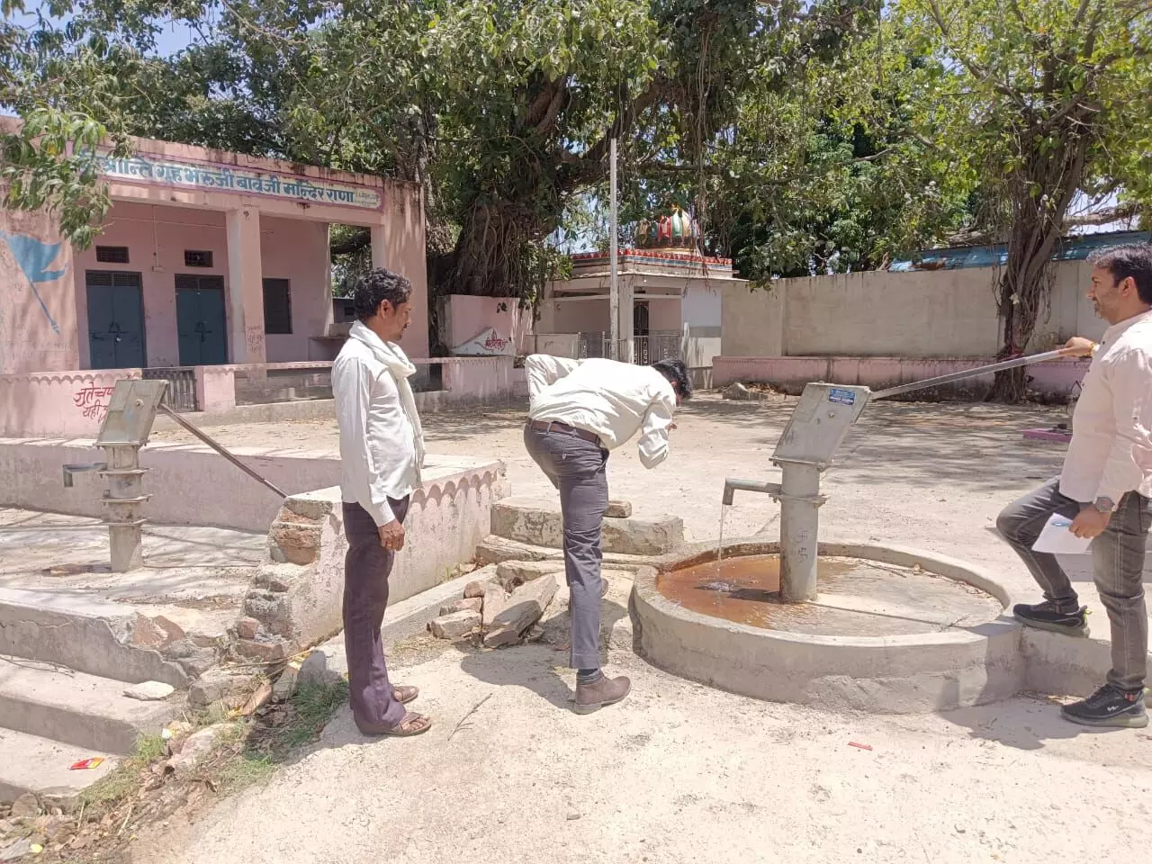 गांव-ढाणी तक पहुंचे अधिकारी, जानी पेयजल व्यवस्था की स्थिति गांव-ढाणी तक पहुंचे अधिकारी, जानी पेयजल व्यवस्था की स्थिति