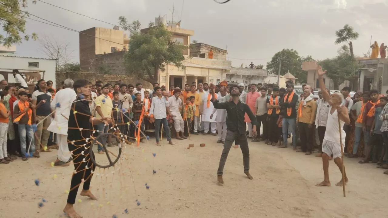 धनोप में हनुमान जन्मोत्सव पर अखाड़ा प्रदर्शन धनोप में हनुमान जन्मोत्सव पर अखाड़ा प्रदर्शन