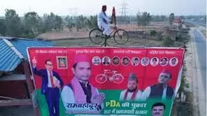 50 फिट ऊंचे होर्डिंग पर साइकिल चलाते हुए बनाई वीडियो, अब योगी की पुलिस ने जारी किया आदेश 50 फिट ऊंचे होर्डिंग पर साइकिल चलाते हुए बनाई वीडियो, अब योगी की पुलिस ने जारी किया आदेश