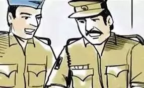 सटोरिए से 25 लाख वसूली 5 पुलिसकर्मियों पर एफआईआर, तीन सस्पेंड सटोरिए से 25 लाख वसूली 5 पुलिसकर्मियों पर एफआईआर, तीन सस्पेंड