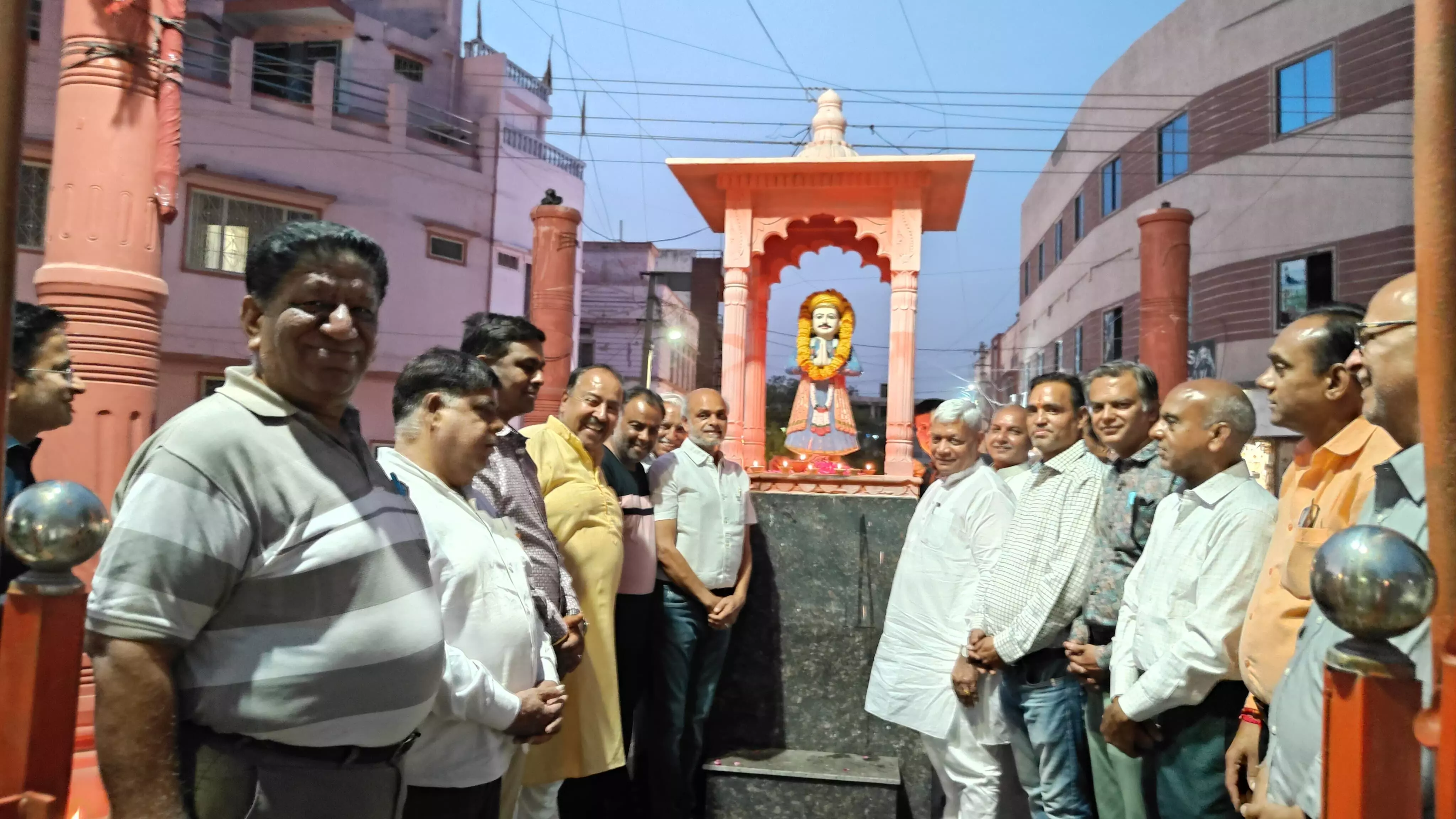 अमर शहीद संत कंवरराम साहिब के जन्म दिवस की पूर्व संध्या पर किया दीपदान अमर शहीद संत कंवरराम साहिब के जन्म दिवस की पूर्व संध्या पर किया दीपदान