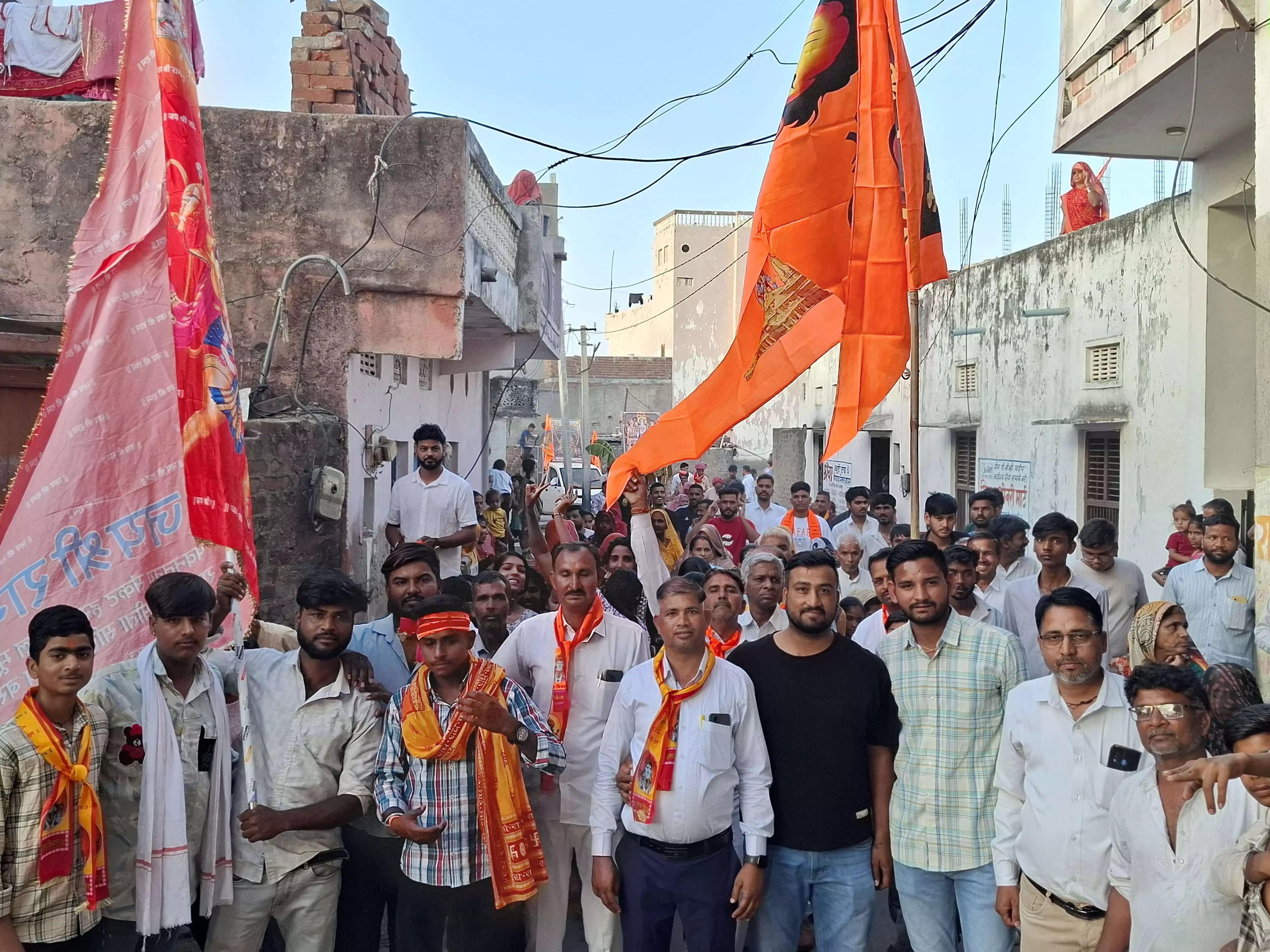 हनुमान जी की निकली शोभायात्रा , लोगों ने बरसाए पुष्प हनुमान जी की निकली शोभायात्रा , लोगों ने बरसाए पुष्प