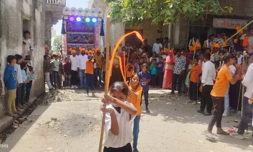 हनुमान जन्मोत्सव पर 6 घंटे कस्बे में पुलिस जाप्ते के बीच निकली शोभायात्रा