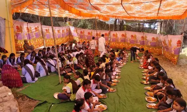 बालाजी मंदिर पर 1101 कन्याओं को कराया भोजन बालाजी मंदिर पर 1101 कन्याओं को कराया भोजन