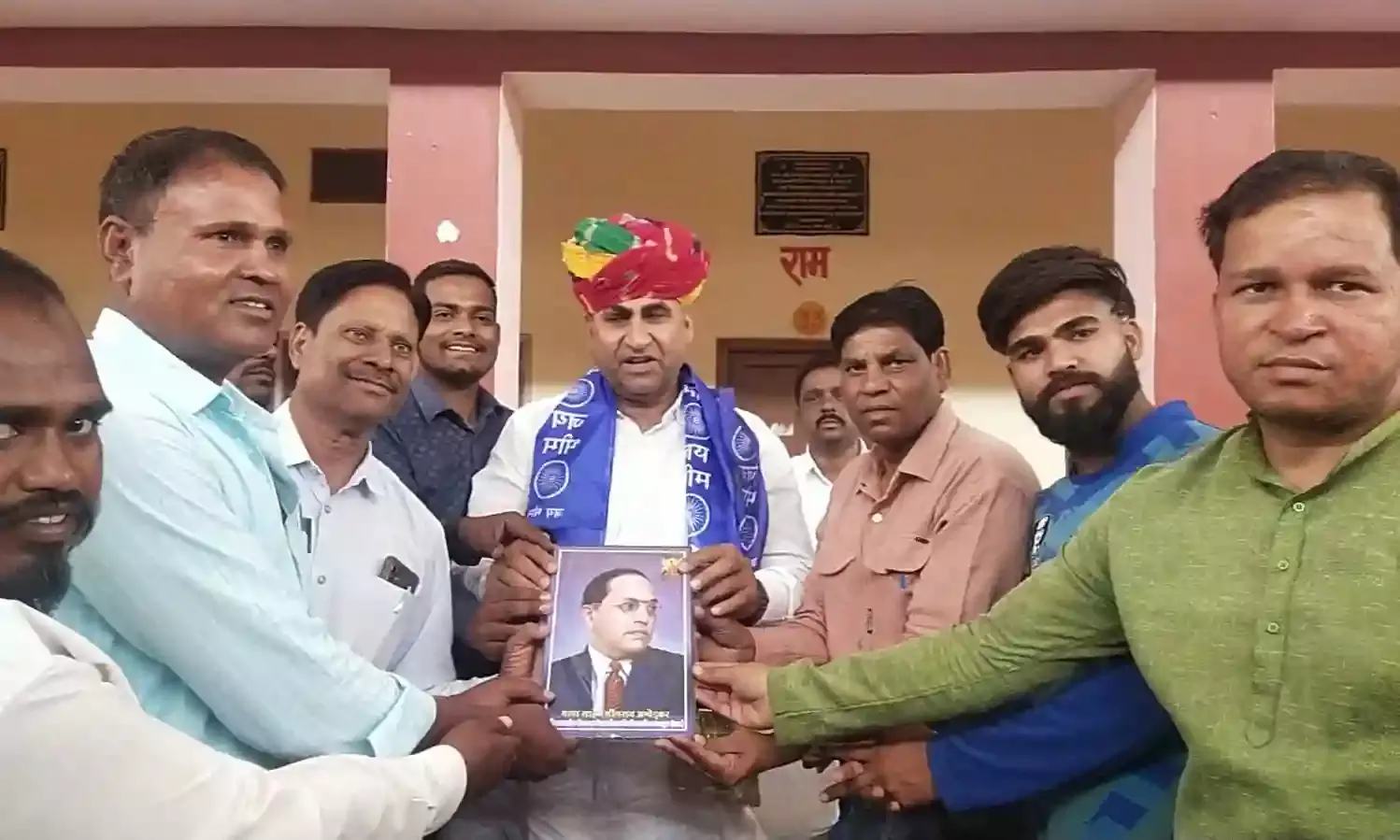 अम्बेडकर विचार मंच द्वारा रक्तदान शिविर में पूर्व राजस्व मंत्री जाट का साफा पहनाकर किया स्वागत अम्बेडकर विचार मंच द्वारा रक्तदान शिविर में पूर्व राजस्व मंत्री जाट का साफा पहनाकर किया स्वागत