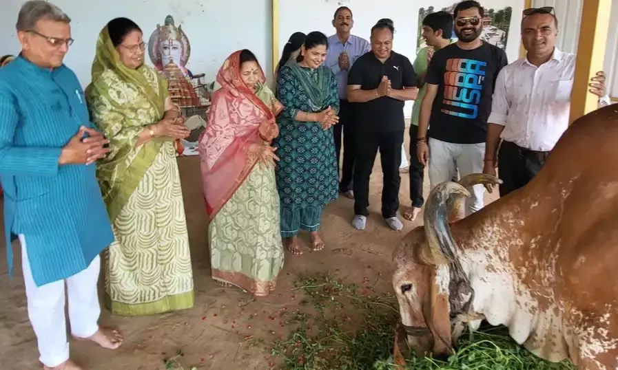 लापसी और घास खिलाकर अपनी शादी की 25 वी सालगिरह मनाई