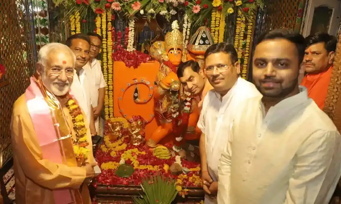 हमें अपने परिवार पर ध्यान देने की आवश्यकता है जिससे परिवार व संस्कृति बचायी जा सकें हमें अपने परिवार पर ध्यान देने की आवश्यकता है जिससे परिवार व संस्कृति बचायी जा सकें
