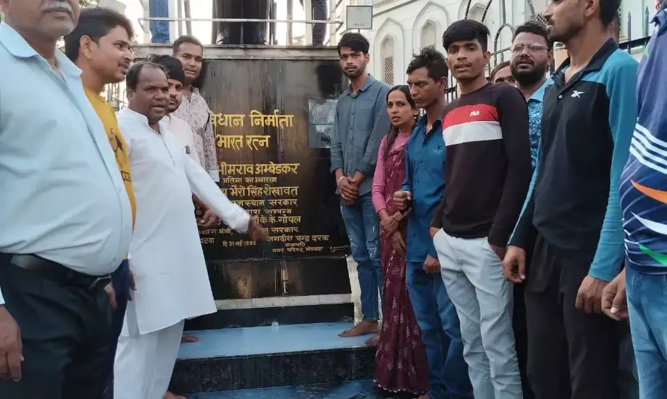 अम्बेडकर जयन्ति की पूर्व संध्या पर दुग्धाभिषेक, पुष्पाजलि