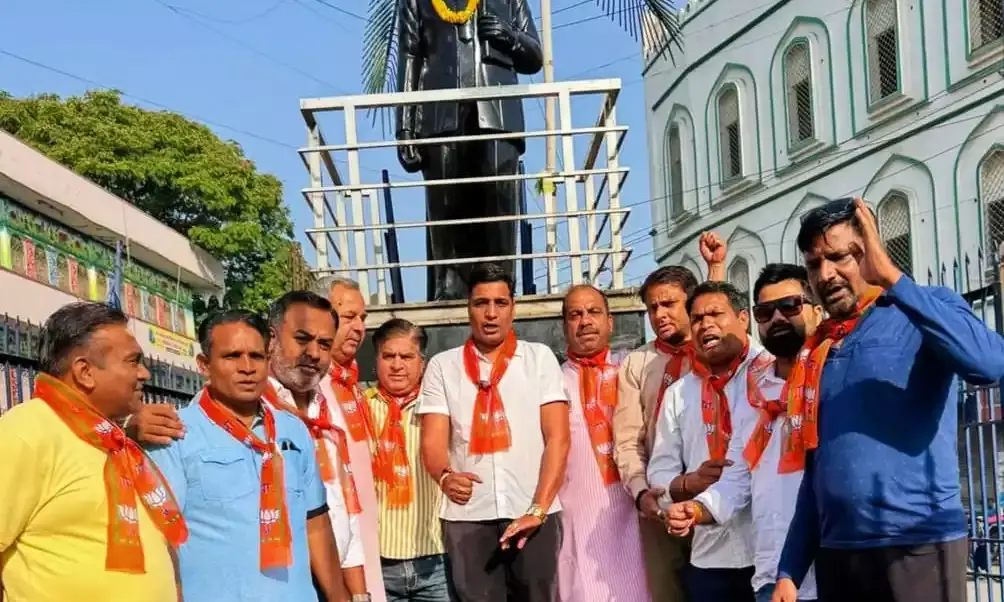 अंबेडकर एवं महापुरुषों की मूर्तियों की साफ सफाई कर सजावट की,14 अप्रैल को पुष्पांजलि कार्यक्रम बुथ स्तर पर अंबेडकर एवं महापुरुषों की मूर्तियों की साफ सफाई कर सजावट की,14 अप्रैल को पुष्पांजलि कार्यक्रम बुथ स्तर पर