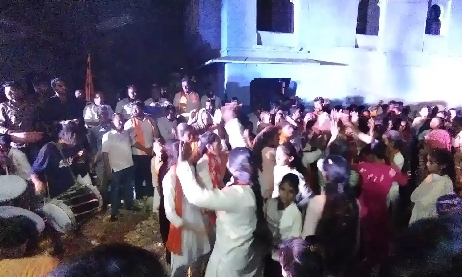 श्री हनुमान जन्मोत्सव पर निकली शोभायात्रा का पुष्पवर्षा के साथ किया स्वागत श्री हनुमान जन्मोत्सव पर निकली शोभायात्रा का पुष्पवर्षा के साथ किया स्वागत