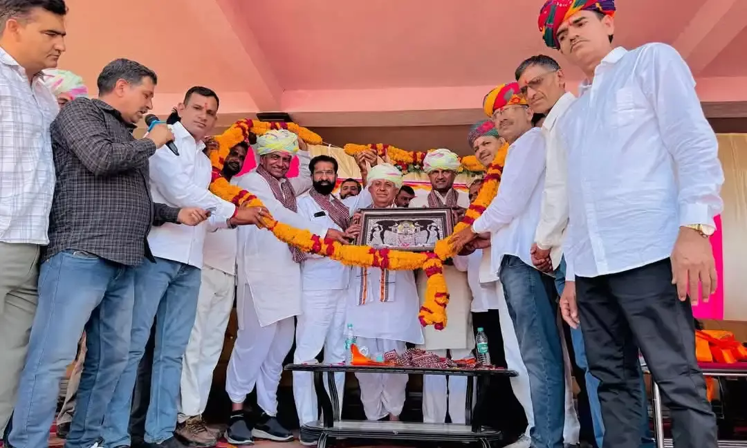 किसानों की आय बढ़ाने को लेकर प्रतिबद्ध है केंद्र सरकार - मंत्री भागीरथ चौधरी किसानों की आय बढ़ाने को लेकर प्रतिबद्ध है केंद्र सरकार - मंत्री भागीरथ चौधरी