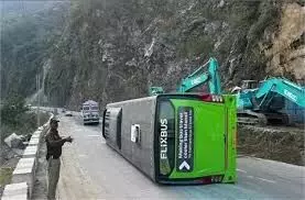 पहाड़ी से टकराकर वोल्वो बस सड़क पर पलटी , 30 यात्री घायल पहाड़ी से टकराकर वोल्वो बस सड़क पर पलटी , 30 यात्री घायल