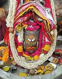 मस्तक पर चंद्रमा और गले में मखाने की माला, आज भस्म आरती में निराले स्वरूप में सजे बाबा महाकाल