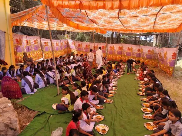 बालाजी मंदिर पर 1101 कन्याओं को कराया भोजन बालाजी मंदिर पर 1101 कन्याओं को कराया भोजन