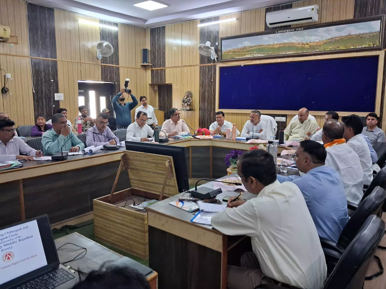 बिजली आपूर्ति को लेकर ऊर्जा राज्य मंत्री ने ली समीक्षा बैठक बिजली आपूर्ति को लेकर ऊर्जा राज्य मंत्री ने ली समीक्षा बैठक