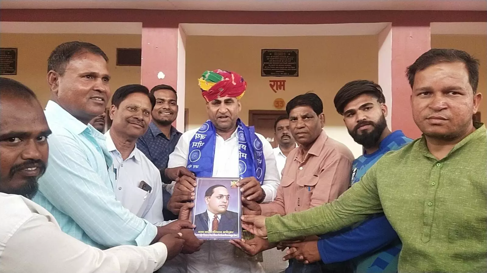 अम्बेडकर विचार मंच द्वारा रक्तदान शिविर में पूर्व राजस्व मंत्री जाट का साफा पहनाकर किया स्वागत अम्बेडकर विचार मंच द्वारा रक्तदान शिविर में पूर्व राजस्व मंत्री जाट का साफा पहनाकर किया स्वागत