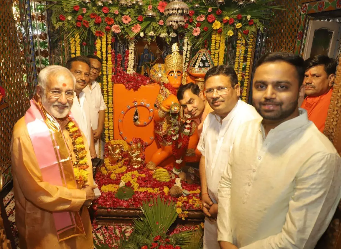 हमें अपने परिवार पर ध्यान देने की आवश्यकता है जिससे परिवार व संस्कृति बचायी जा सकें हमें अपने परिवार पर ध्यान देने की आवश्यकता है जिससे परिवार व संस्कृति बचायी जा सकें