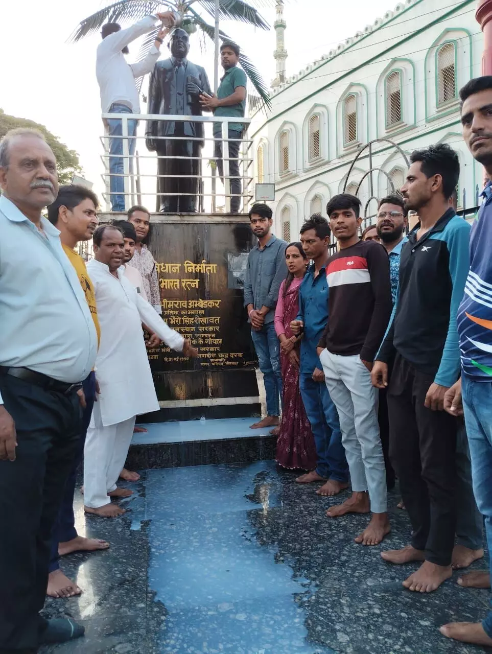 अम्बेडकर जयन्ति की पूर्व संध्या पर दुग्धाभिषेक, पुष्पाजलि अम्बेडकर जयन्ति की पूर्व संध्या पर दुग्धाभिषेक, पुष्पाजलि
