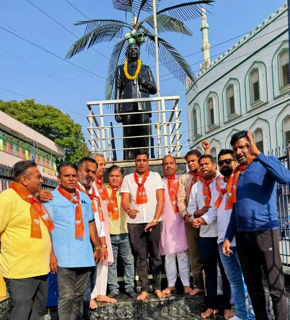 अंबेडकर एवं महापुरुषों की मूर्तियों की साफ सफाई कर सजावट की,14 अप्रैल को पुष्पांजलि कार्यक्रम बुथ स्तर पर अंबेडकर एवं महापुरुषों की मूर्तियों की साफ सफाई कर सजावट की,14 अप्रैल को पुष्पांजलि कार्यक्रम बुथ स्तर पर