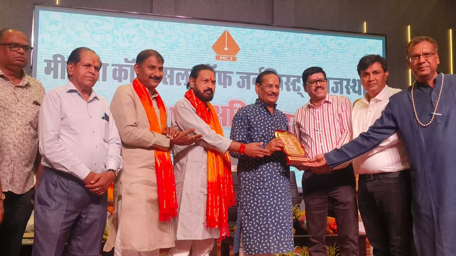 पत्रकार करता है दर्पण का कार्य – बिरला पत्रकार करता है दर्पण का कार्य – बिरला