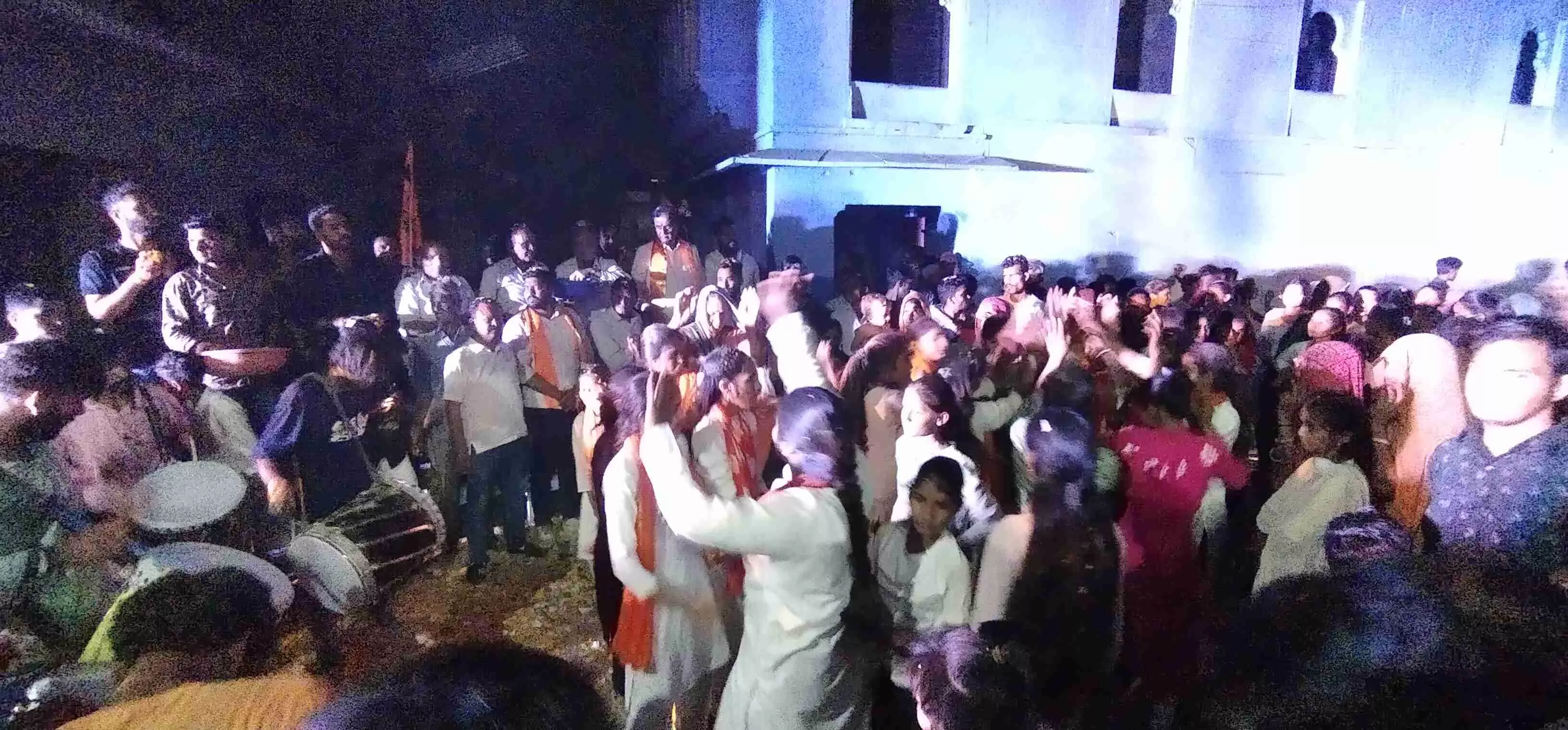 श्री हनुमान जन्मोत्सव पर निकली शोभायात्रा का पुष्पवर्षा के साथ किया स्वागत श्री हनुमान जन्मोत्सव पर निकली शोभायात्रा का पुष्पवर्षा के साथ किया स्वागत