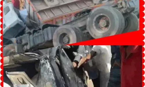 मनोहरपुर-दौसा हाईवे पर ट्रेलर-कार में भिड़ंत में यूपी के 5 लोगों की मौत मनोहरपुर-दौसा हाईवे पर ट्रेलर-कार में भिड़ंत में यूपी के 5 लोगों की मौत