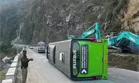 पहाड़ी से टकराकर वोल्वो बस सड़क पर पलटी , 30 यात्री घायल