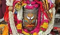 मस्तक पर चंद्रमा और गले में मखाने की माला, आज भस्म आरती में निराले स्वरूप में सजे बाबा महाकाल