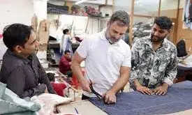 फैशन डिजानइर युवक की फैक्टरी में पहुंचे राहुल गांधी