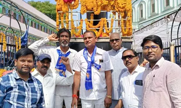 पुष्पांजलि कर मनाई अम्बेडकर जयंति ... पुष्पांजलि कर मनाई अम्बेडकर जयंति ...