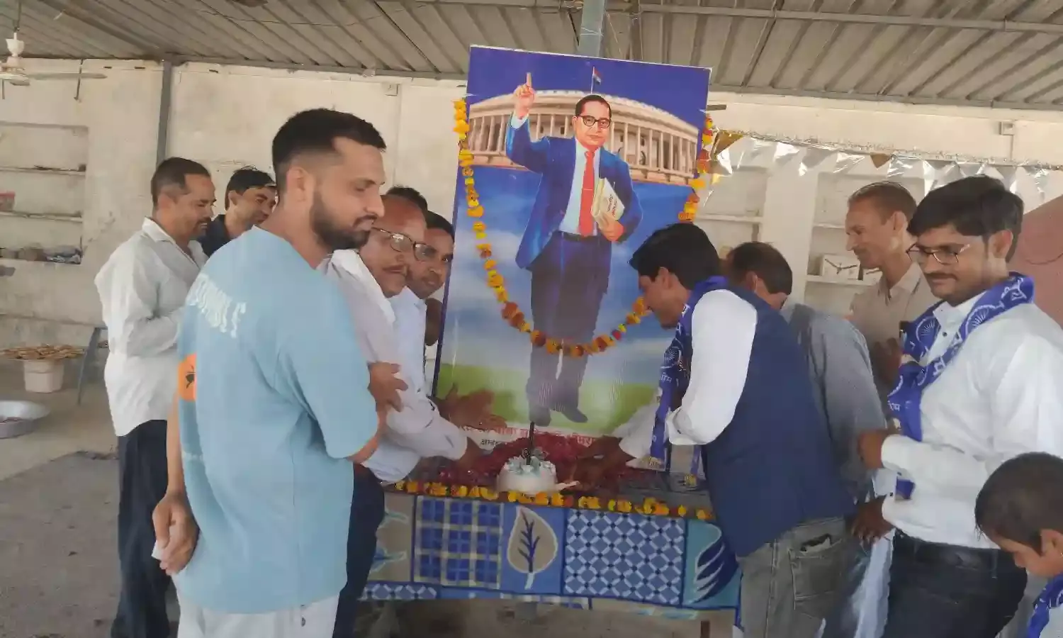 केक काटकर मनाया बाबा साहब अम्बेडकर का जन्मोत्सव केक काटकर मनाया बाबा साहब अम्बेडकर का जन्मोत्सव