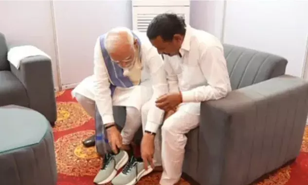 पीएम मोदी ने कार्यकर्ता रामपाल कश्यप को अपने हाथों से  पहनाए जूते,14 साल की तपस्या खत्म