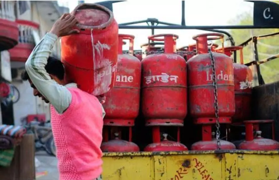 सरकार दे रही हे फायदा एक करोड़ गरीब नहीं ले रहे है सबसीडी वाला सिलेंडर ,112 करोड़ की हो रही हे बचत सरकार दे रही हे फायदा एक करोड़ गरीब नहीं ले रहे है सबसीडी वाला सिलेंडर ,112 करोड़ की हो रही हे बचत