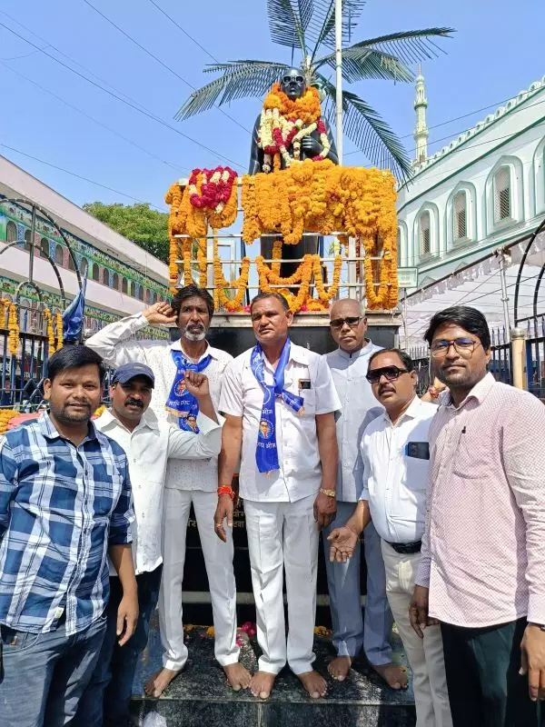 पुष्पांजलि कर मनाई अम्बेडकर जयंति ...