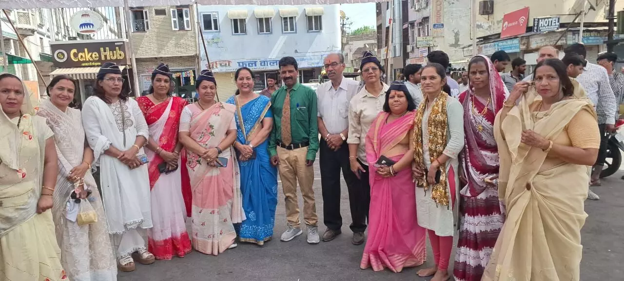 अंबेडकर जी की जयंती पर माल्यार्पण अंबेडकर जी की जयंती पर माल्यार्पण
