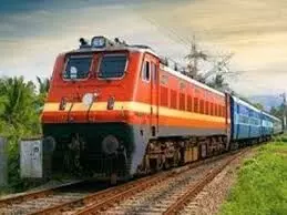 राजस्थान में चलती ट्रेन से 21 तोला सोना व डेढ़ लाख रुपए छीनकर कूदा अज्ञात चोर राजस्थान में चलती ट्रेन से 21 तोला सोना व डेढ़ लाख रुपए छीनकर कूदा अज्ञात चोर