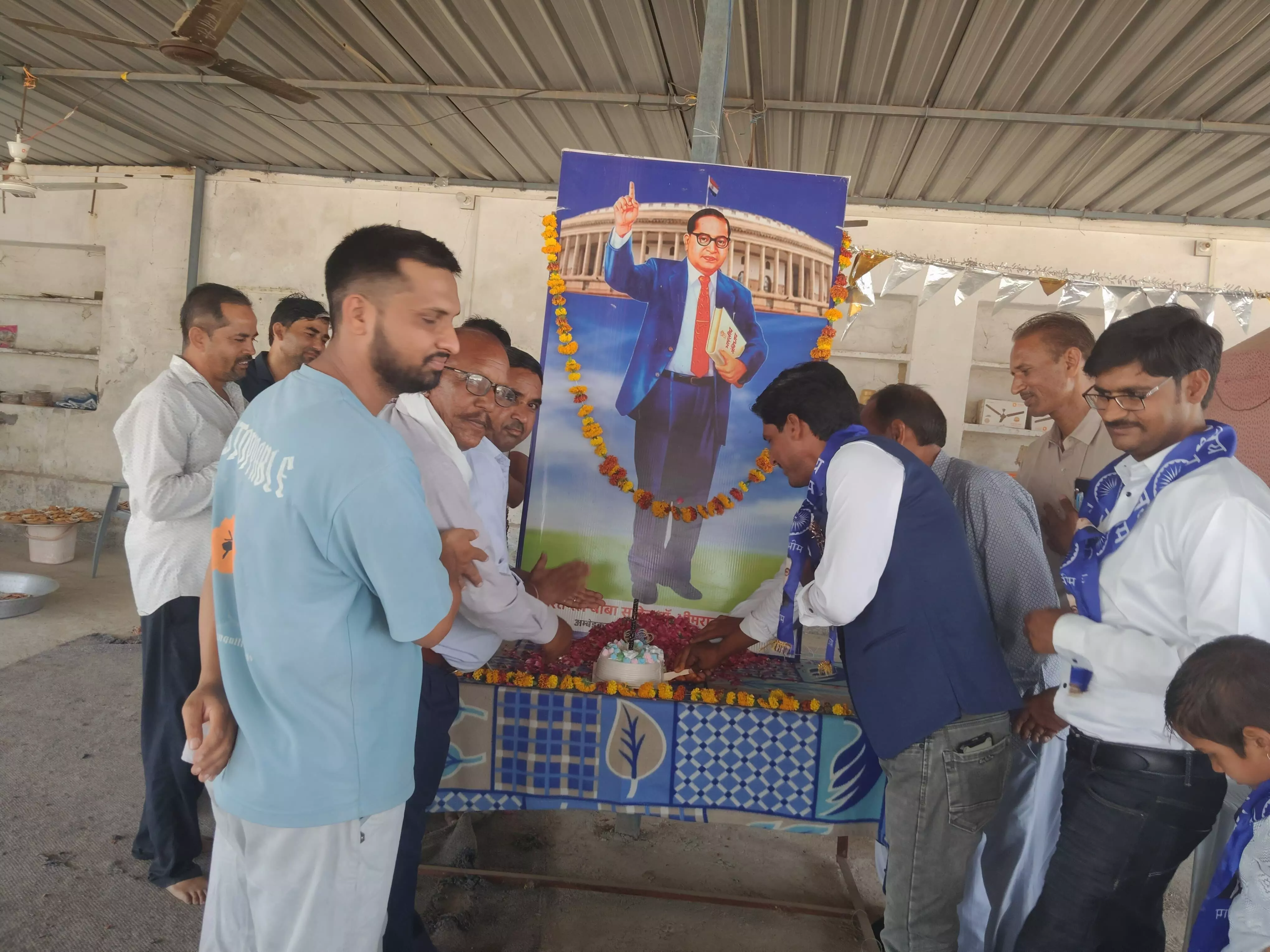 केक काटकर मनाया बाबा साहब अम्बेडकर का जन्मोत्सव केक काटकर मनाया बाबा साहब अम्बेडकर का जन्मोत्सव