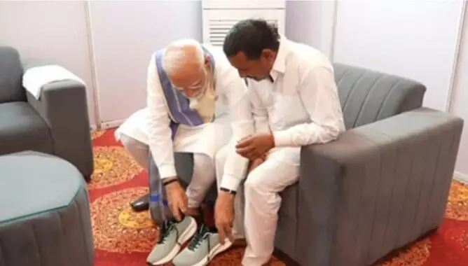 पीएम मोदी ने कार्यकर्ता रामपाल कश्यप को अपने हाथों से पहनाए जूते,14 साल की तपस्या खत्म पीएम मोदी ने कार्यकर्ता रामपाल कश्यप को अपने हाथों से पहनाए जूते,14 साल की तपस्या खत्म
