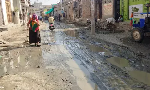 ठेकेदार की लापरवाही से तीन माह बाद भी शुरू नहीं हुुुआ सड़क का काम, कीचड़ और गड्डों से चौटिल हो रहे ग्रामीण