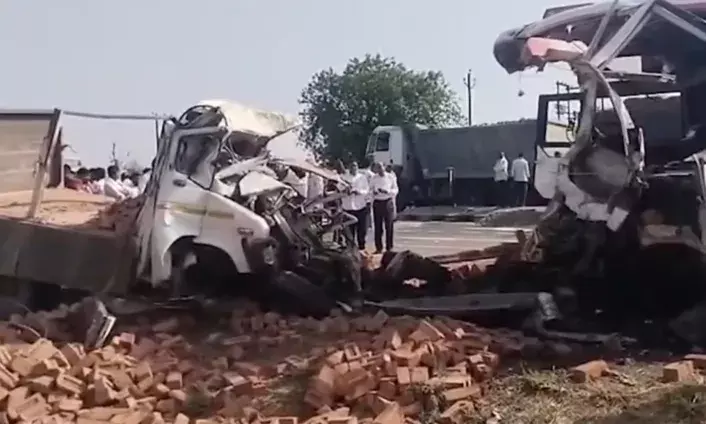 बुलढाणा में ट्रक और mp की बस में टक्कर से 3 लोगों की मौत; 20 घायल बुलढाणा में ट्रक और mp की बस में टक्कर से 3 लोगों की मौत; 20 घायल
