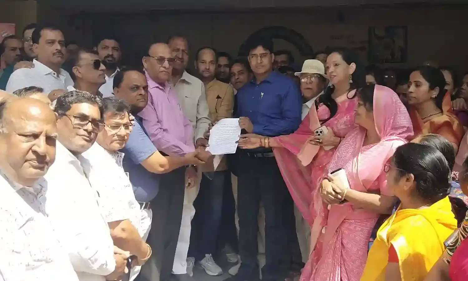 संतों के साथ मारपीट की निष्पक्ष जांच व अपराधियों पर कठोर कार्यवाही की मांग, सकल जैन समाज ने सौंपा ज्ञापन संतों के साथ मारपीट की निष्पक्ष जांच व अपराधियों पर कठोर कार्यवाही की मांग, सकल जैन समाज ने सौंपा ज्ञापन